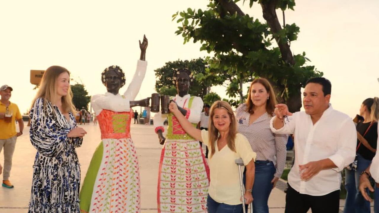 Las figuras de dos mujeres alemanas representan la historia y el aporte que hicieron los alemanes al departamento, siendo claves en el desarrollo del transporte aéreo y la navegación fluvial.