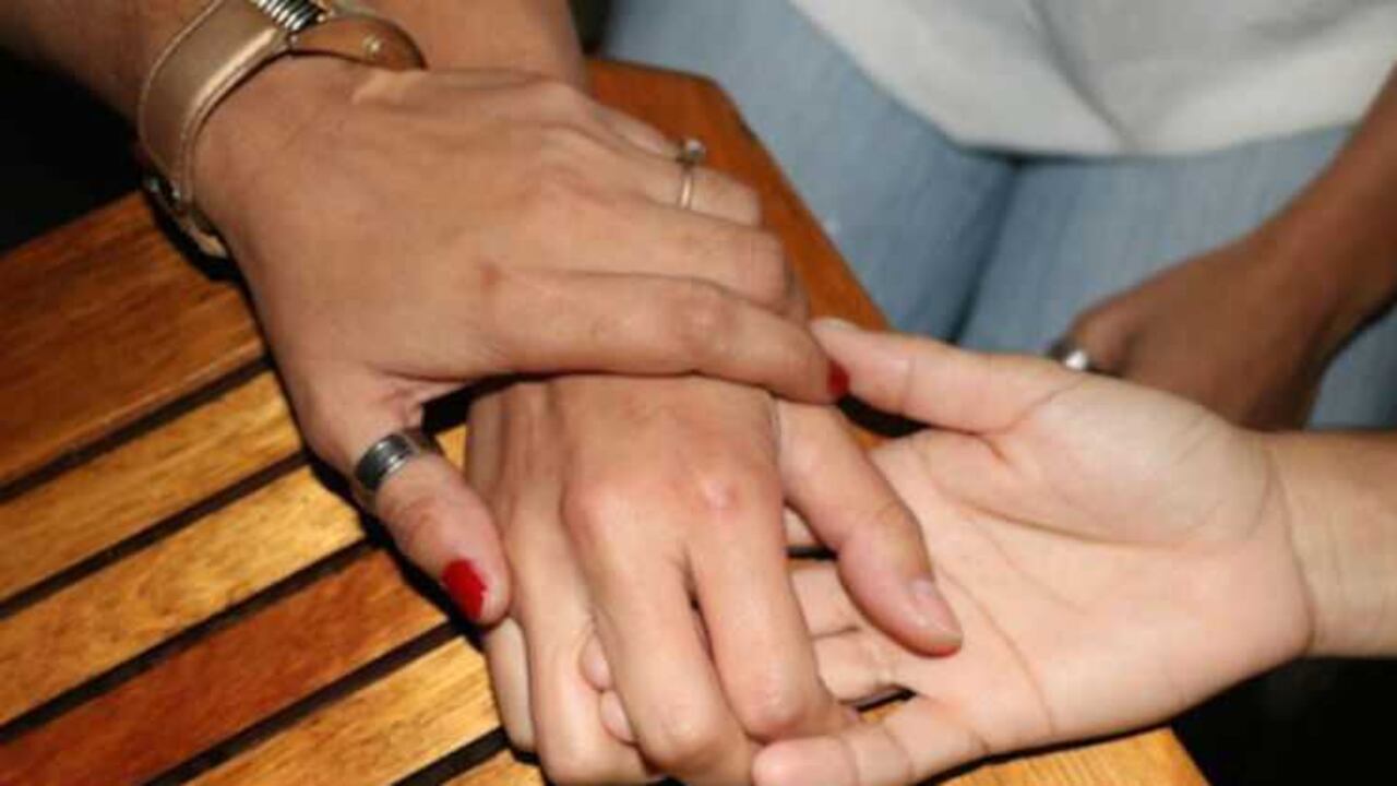 Las tres brasileñas en medio de una polémica se toman de las manos.