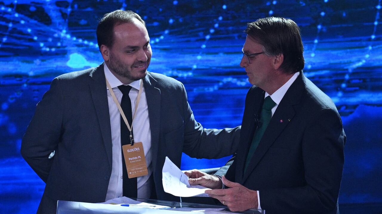Carlos Bolsonaro y su padre, el expresidente Jair Bolsonaro.