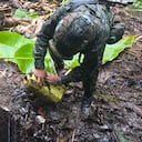 Soldados desactivando artefactos explosivos.