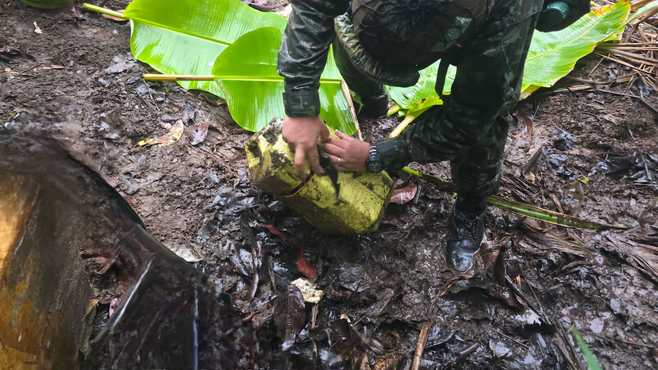 Soldados desactivando artefactos explosivos.