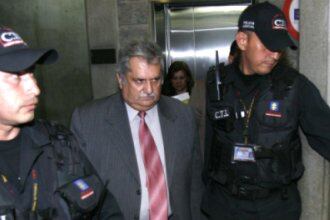 El general (r) Rito Alejo del Río, ex comandante de la Brigada 17 con sede en Antioquia, en el momento en que era conducido por el CTI hacia la Fiscalía, en Bogotá. (Fotos: José Luis Cubillos- Fiscalía General) 