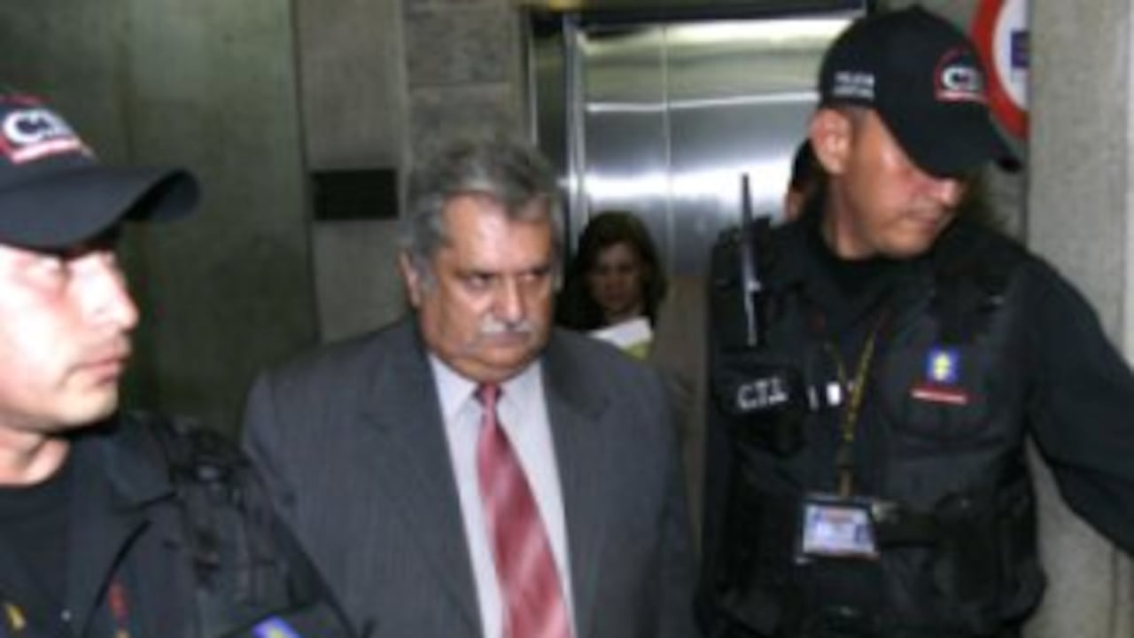 El general (r) Rito Alejo del Río, ex comandante de la Brigada 17 con sede en Antioquia, en el momento en que era conducido por el CTI hacia la Fiscalía, en Bogotá. (Fotos: José Luis Cubillos- Fiscalía General)