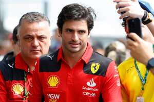 El piloto de Ferrari Carlos Sainz, de España, llega a una sesión de práctica para el Gran Premio de Fórmula Uno de Brasil en la pista de Interlagos en Sao Paulo, Brasil, el viernes 3 de noviembre de 2023. (Foto AP/Marcelo Chello)