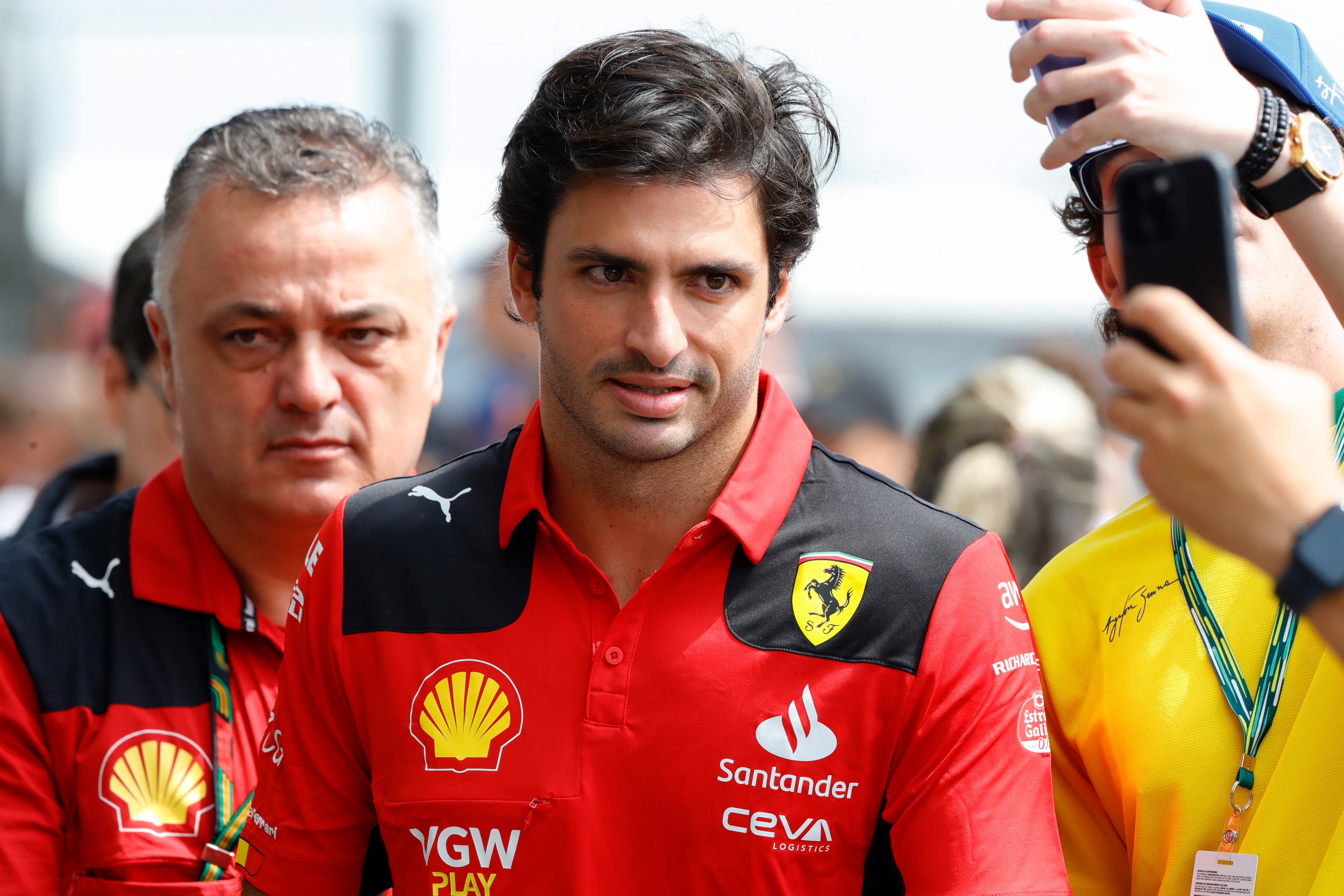 El piloto de Ferrari Carlos Sainz, de España, llega a una sesión de práctica para el Gran Premio de Fórmula Uno de Brasil en la pista de Interlagos en Sao Paulo, Brasil, el viernes 3 de noviembre de 2023. (Foto AP/Marcelo Chello)