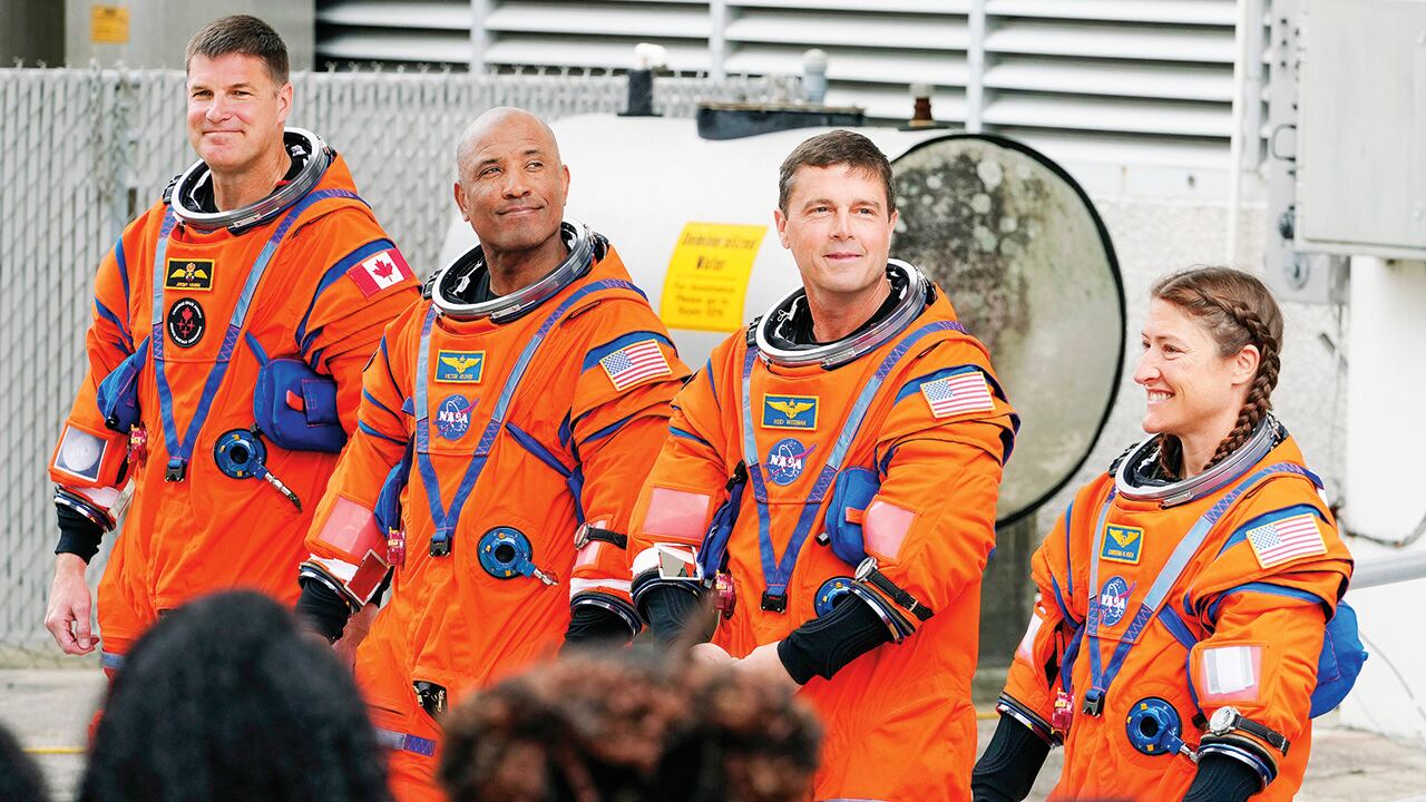 Los astronautas Jeremy Hansen, Victor Glover, Reid Wiseman y Christina Koch estarán en el espacio durante diez días en la misión más lejana de la historia.