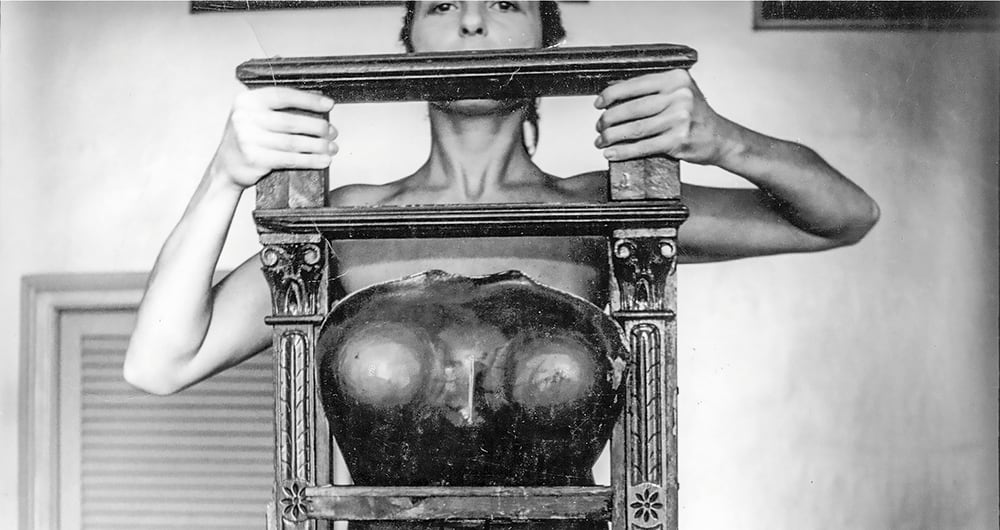 Liliana Maresca con su obra, 1983, Fotoperformance. Fotografía por Marcos López, gelatina de plata al selenio sobre papel fibra Ilford, 41x41 cm. Rolf Art.