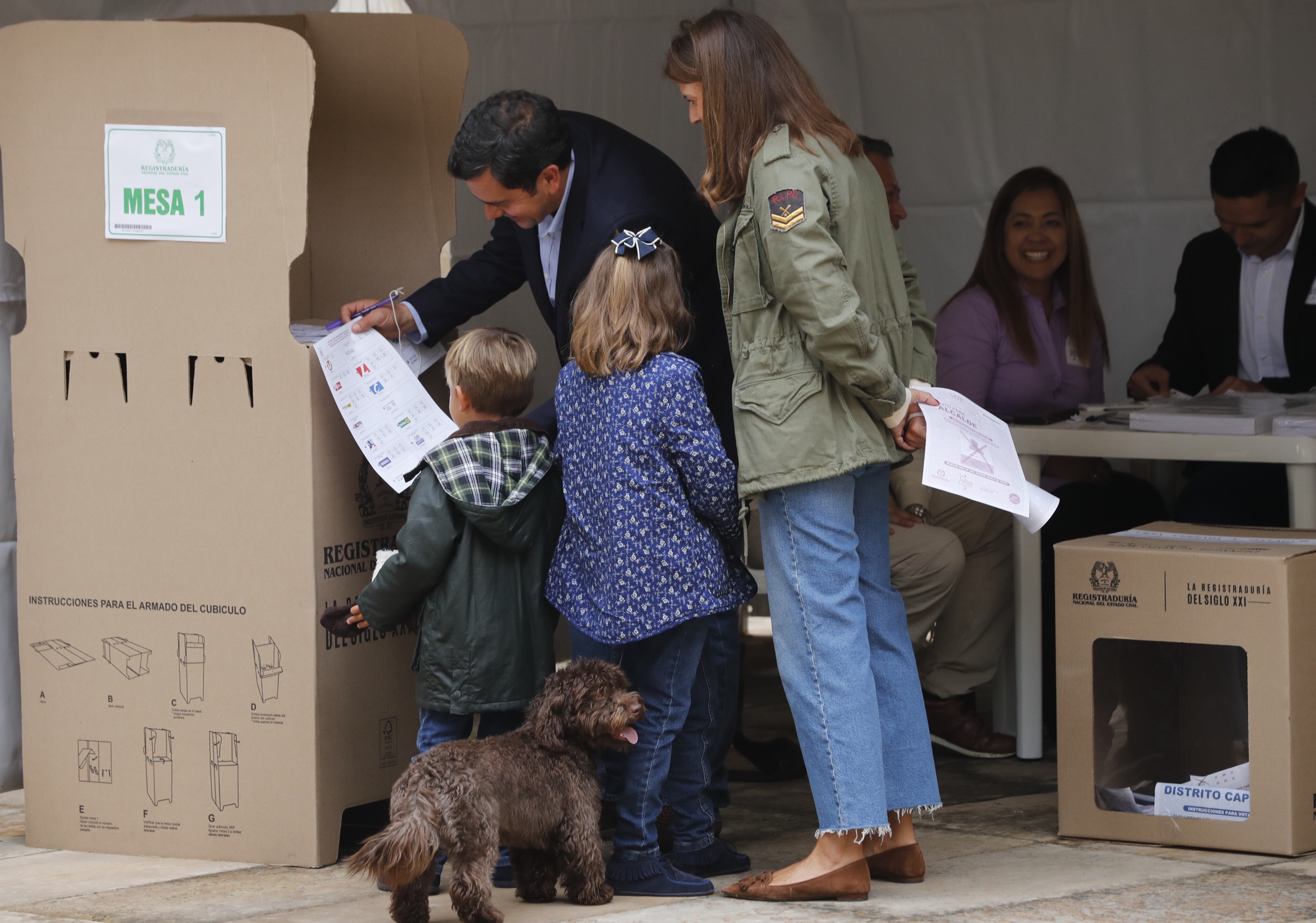 Candidato a la alcaldía de Bogotá Rodrigo Lara, ejerce su derecho al voto