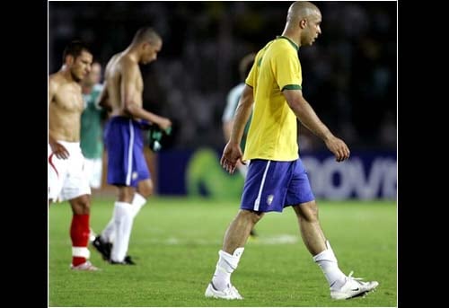Con un amargo sabor a derrota, el brasilero Alex dejó el campo de Puerto Ordaz, donde su equipo cayó 2-0 ante México. 