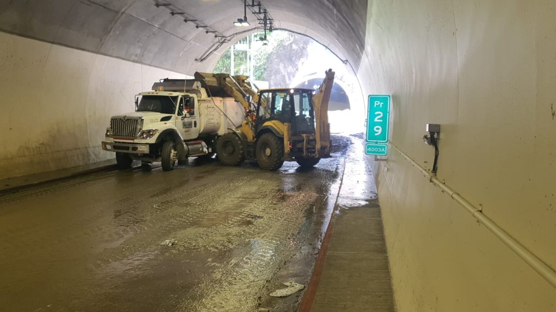 Este deslizamiento dejó afectado uno de los principales corredores del país que quedó completamente bloqueado