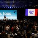 Los partidarios del partido La Republique en Marche (LREM) se reúnen antes de los resultados de la primera ronda de las elecciones presidenciales de Francia en el Salón 6 de la Expo Porte de Versailles de París en París, el 10 de abril de 2022. (Foto de Ludovic MARIN / AFP)