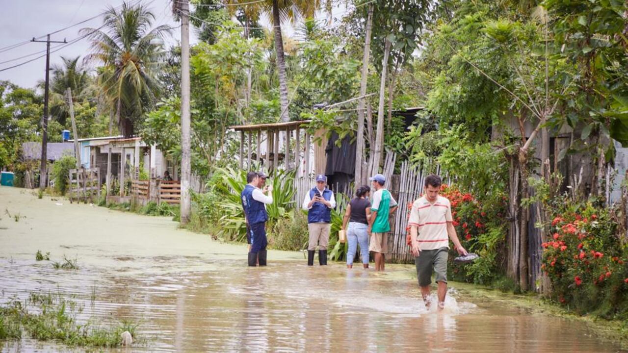 Una difícil situación atraviesan habitantes de 25 de los 30 municipios del departamento de Córdoba debido a las inundaciones originadas por la ola invernal que ha afectado a cerca de 15 mil personas en esa región del país.