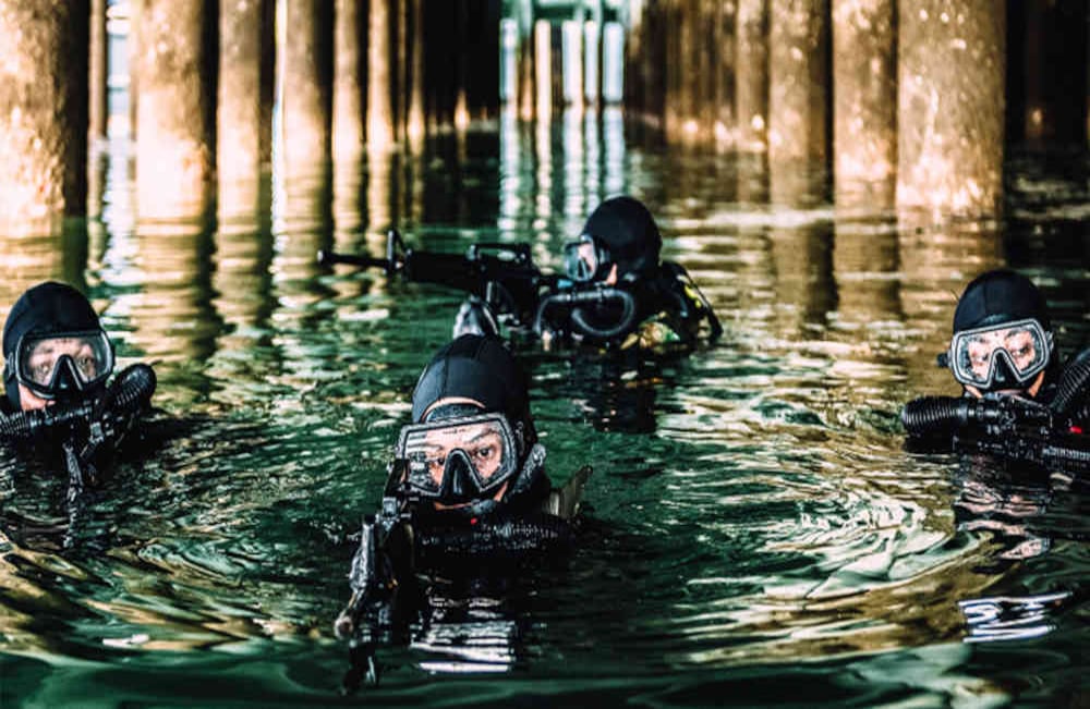 Buzos de la Armada Nacional usando trajes de infiltración que les permiten acercarse a su objetivo de manera sigilosa. Foto: Oliver Ehmig