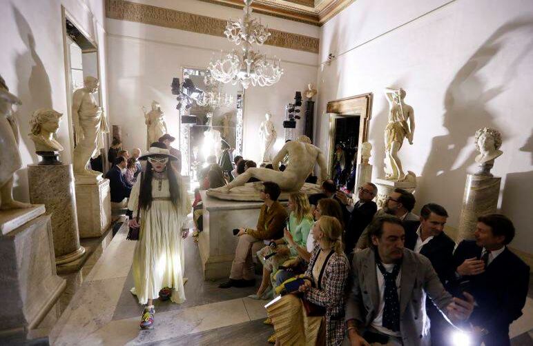  28 de mayo - Una modelo viste un diseño de la colección de cruceros Gucci que se presentó en los Museos Capitolinos en Roma. FOTO: Andrew Medichini / AP