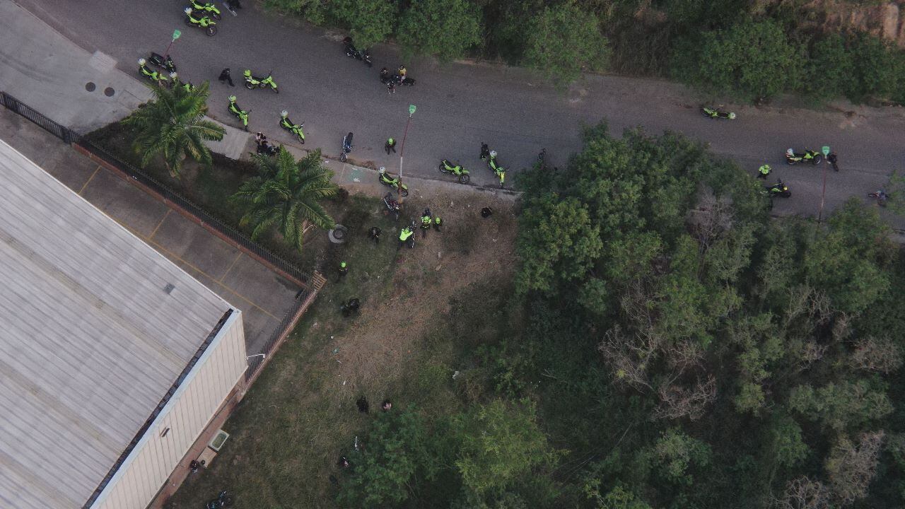 En medio del operativo resultaron lesionados dos uniformados.