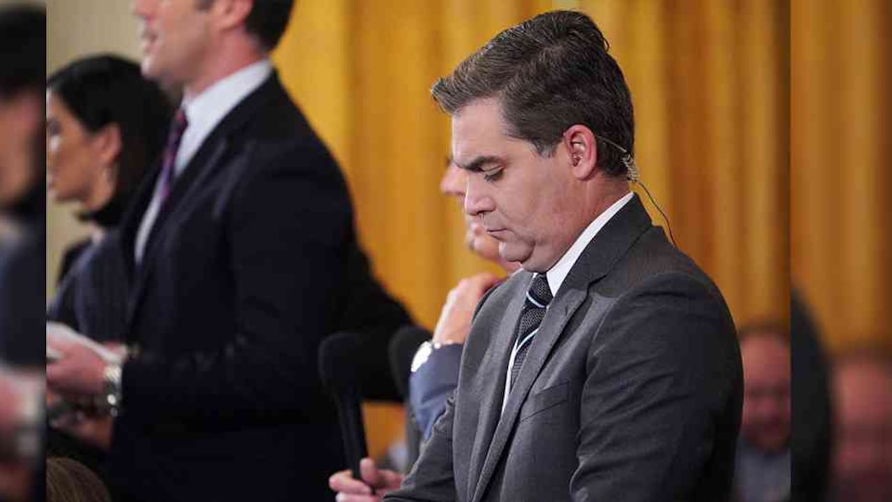 "La Casa Blanca está suspendiendo el pase del reportero involucrado hasta nuevo aviso"