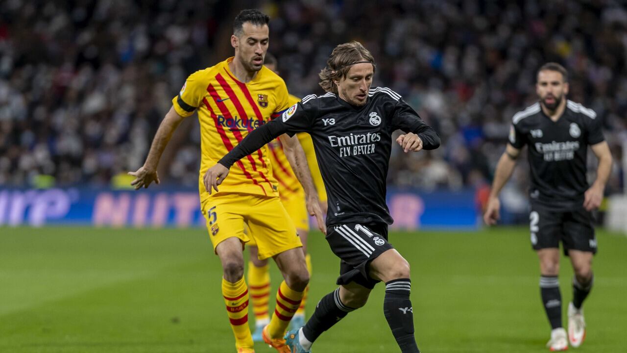 Sergio Busquets y Toni Kroos, listos para el clásico de la liga de España.