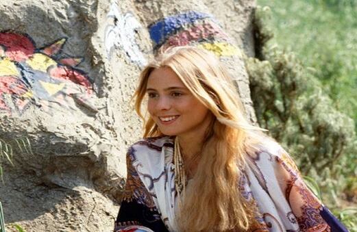 Olivia d'Abo (Karen Arnold): La hermana mayor hippie de Kevin. Su defensa del 'paz y amo' chocó con su padre  y se mudó con su novio. Se casan y se mudan a Alaska, pero al final se reconcilia con sus padres.