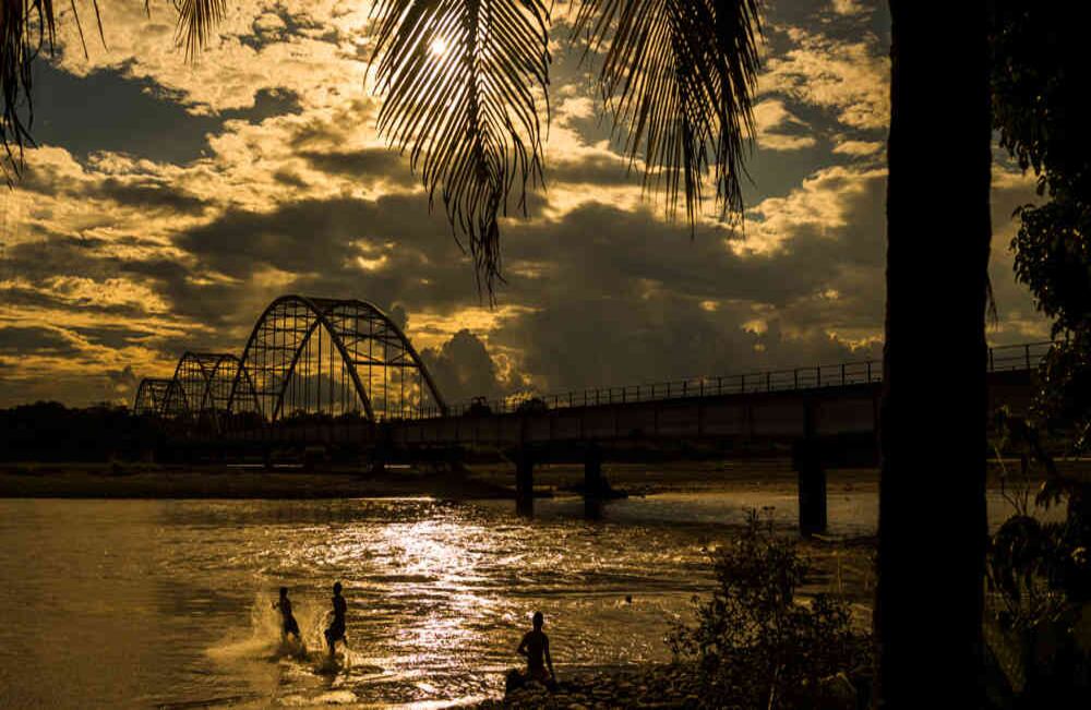 Atardecer sobre el río Ariari, puente El Alcaraván, Granada, Meta. 