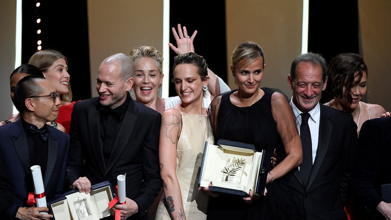 La directora francesa Julia Ducournau (C) posea en el escenario con invitados, presentadores y otros galardonados. Ducournau se llevó el premio más importante , la Palme d'Or, por su cinta "Titane" en la 74th edición del Festival de Cine de Cannes. Foto: CHRISTOPHE SIMON / AFP