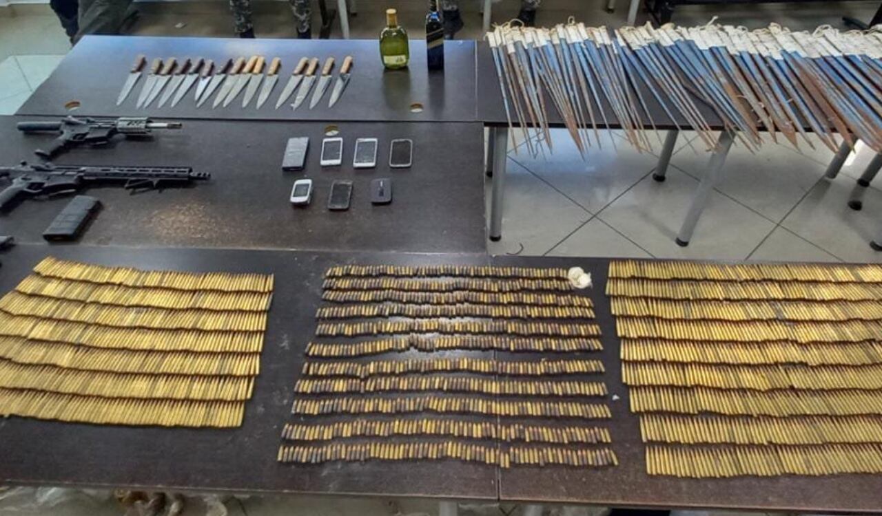 Estas fueron las municiones y armas que encontraron los policías al interior de la cárcel