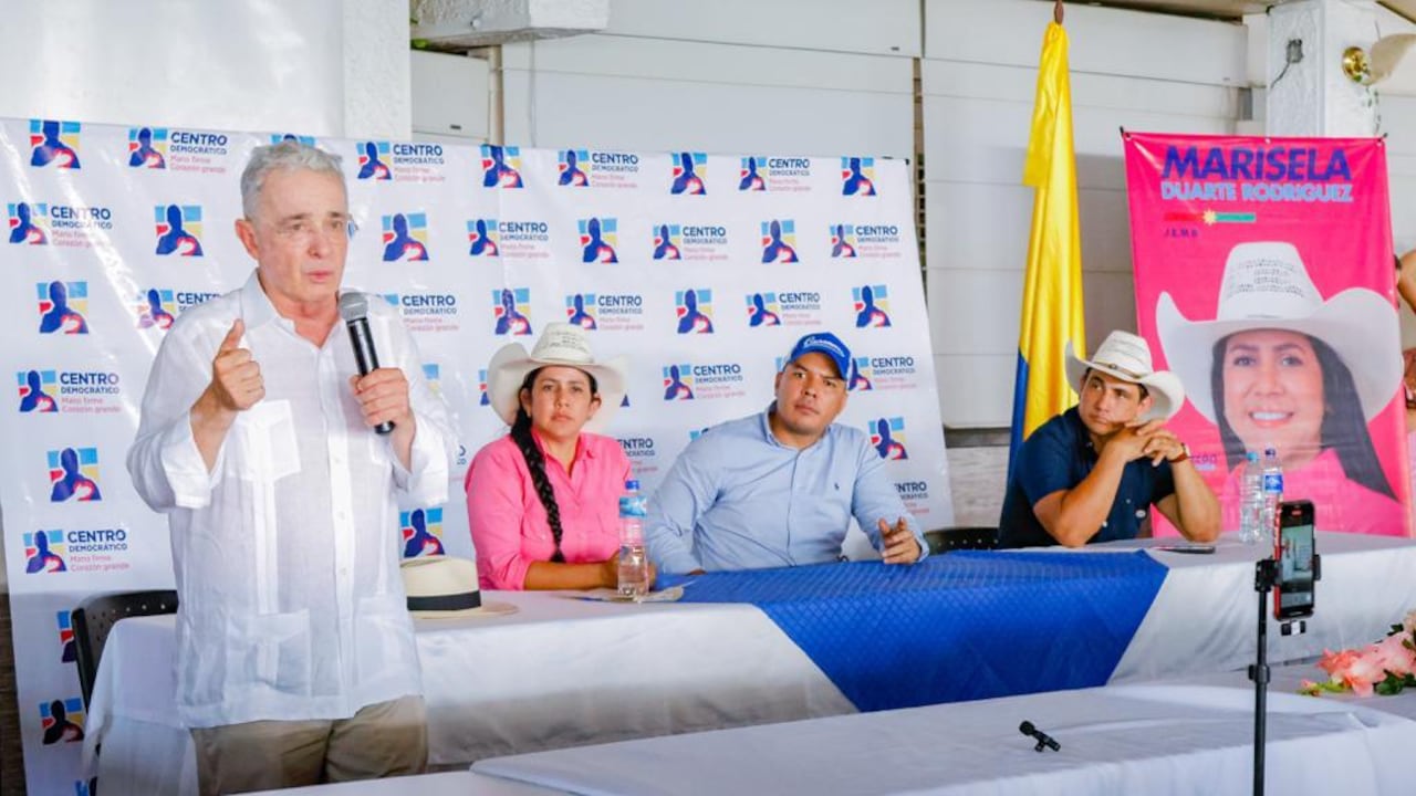 El expresidente Álvaro Uribe en un evento político en el Casanare junto con la candidata a la gobernación, Marisela Duarte.