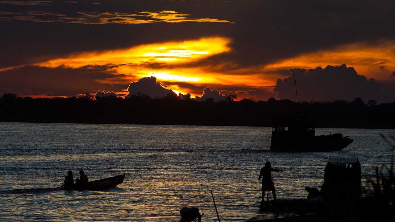 Atardecer en el río Amazonas, cerca a Leticia.