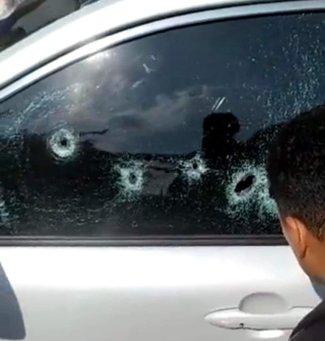 En la ventana donde se movilizaba el Policía quedaron los impactos de bala.