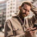 En un mundo impulsado por la tecnología, los teléfonos celulares son compañeros constantes. Sin embargo, existe una falta de conocimiento sobre los hábitos que podrían estar perjudicando gradualmente la pantalla de estos dispositivos sin que el usuario se dé cuenta.