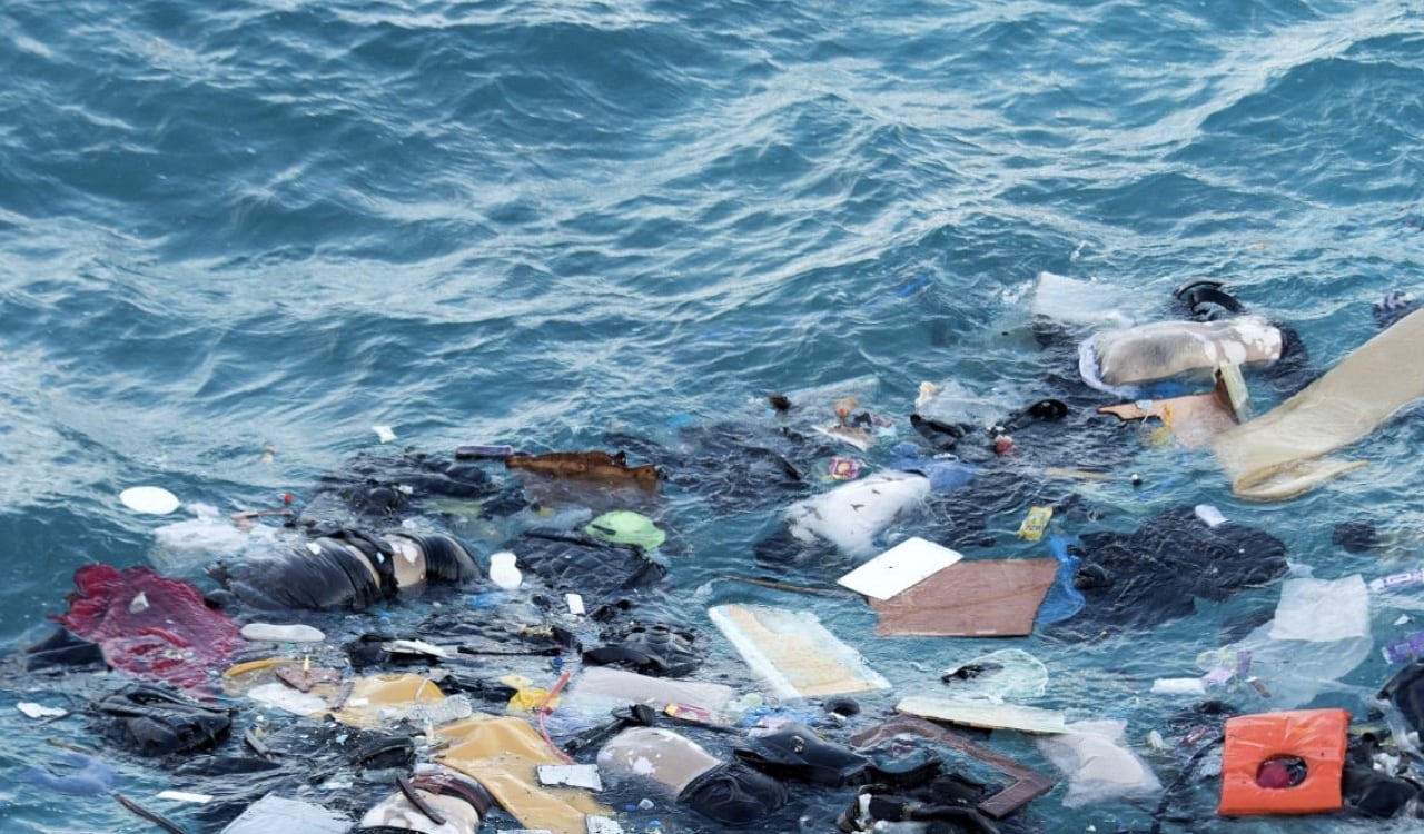 El barco se hundió y las pocas pertenencias de los migrantes quedaron a la deriva (foto de referencia)