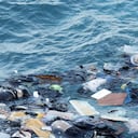 El barco se hundió y las pocas pertenencias de los migrantes quedaron a la deriva (foto de referencia)