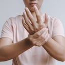 El dolor en las manos puede ser ocasionada por enfermedades como la fibromialgia.