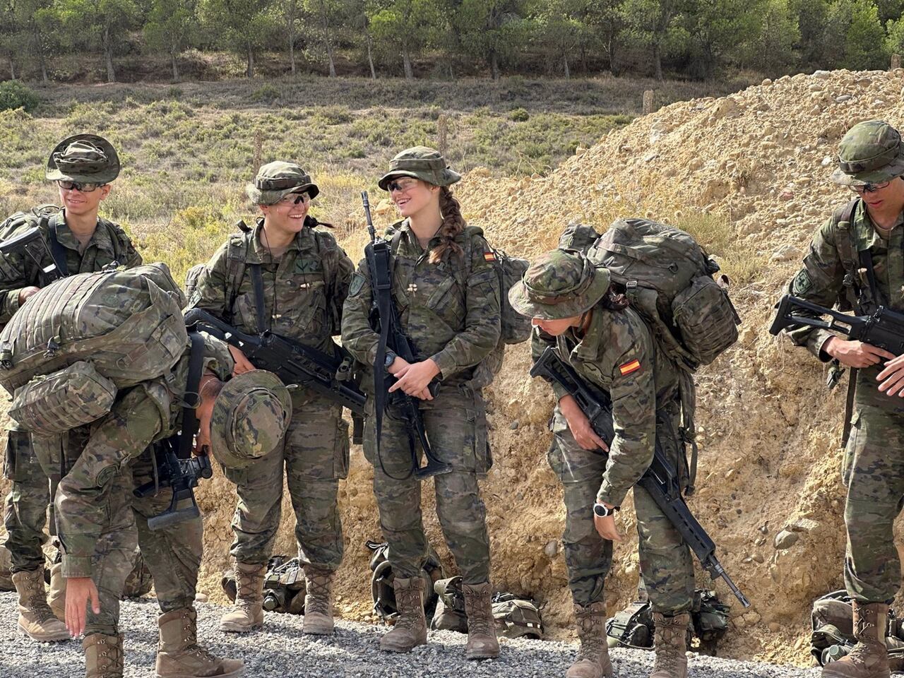 La heredera ha completado en la academia un período de formación militar básica en la que, entre otras actividades, los cadetes han realizado ejercicios de tiro, paso de pista de combate, recorridos topográficos, pasos ligeros y paso de cursos de agua.