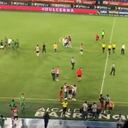 Hinchas de Junior invaden la grama del estadio Metropolitano de Barranquilla