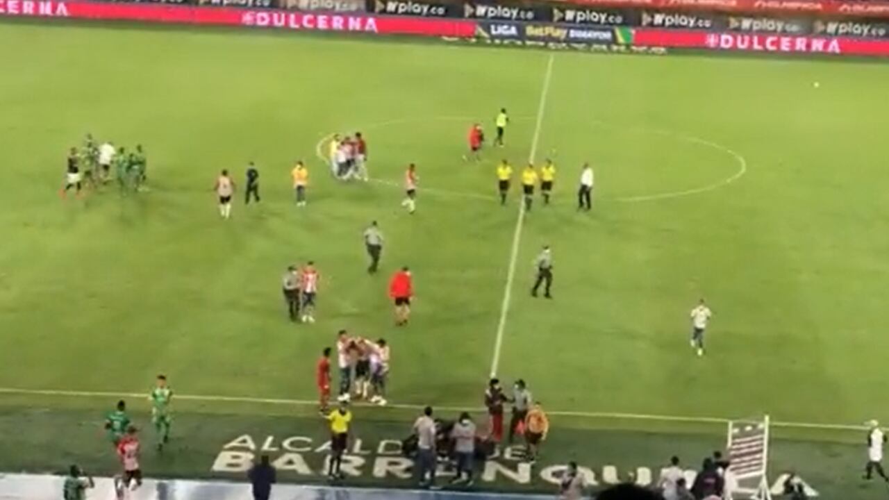 Hinchas de Junior invaden la grama del estadio Metropolitano de Barranquilla