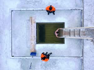 Una mujer se baña en el agua helada durante una celebración tradicional de la Epifanía cuando la temperatura bajó a unos -20 grados (-4 grados Fahrenheit) cerca del Monasterio Joseph Volotsky en las afueras de Moscú, Rusia, el lunes 18 de enero de 2021. Agua bendecida por un clérigo en la Epifanía se considera santo y puro hasta la celebración del próximo año, y se cree que tiene poderes especiales de protección y curación. La Iglesia Ortodoxa Rusa sigue el antiguo calendario juliano, según el cual la Epifanía cae el 19 de enero. Foto: AP / Maxim Marmur.