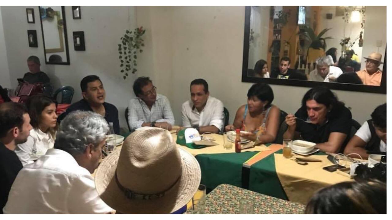 El entonces candidato presidencial Gustavo Petro junto con Jorge Iván Ospina, Alexander López y Gustavo Bolívar, en Cali