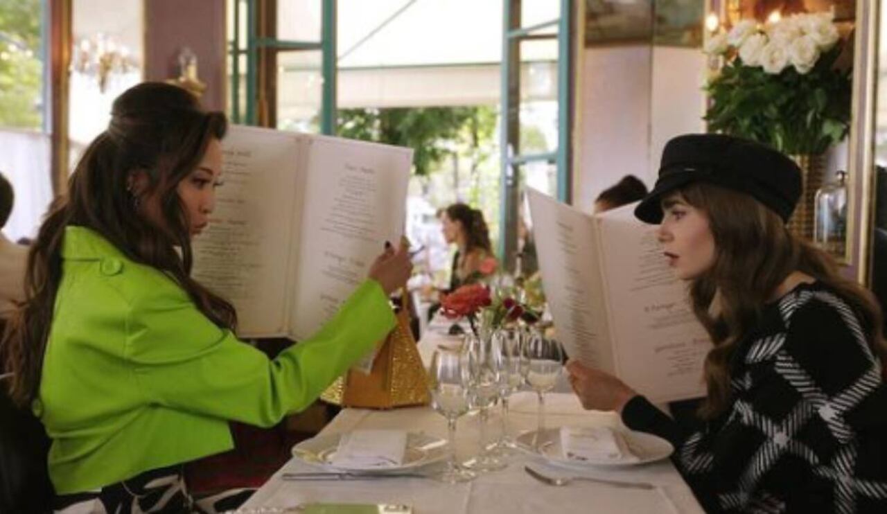 Ashley Park como Mindy Chen.