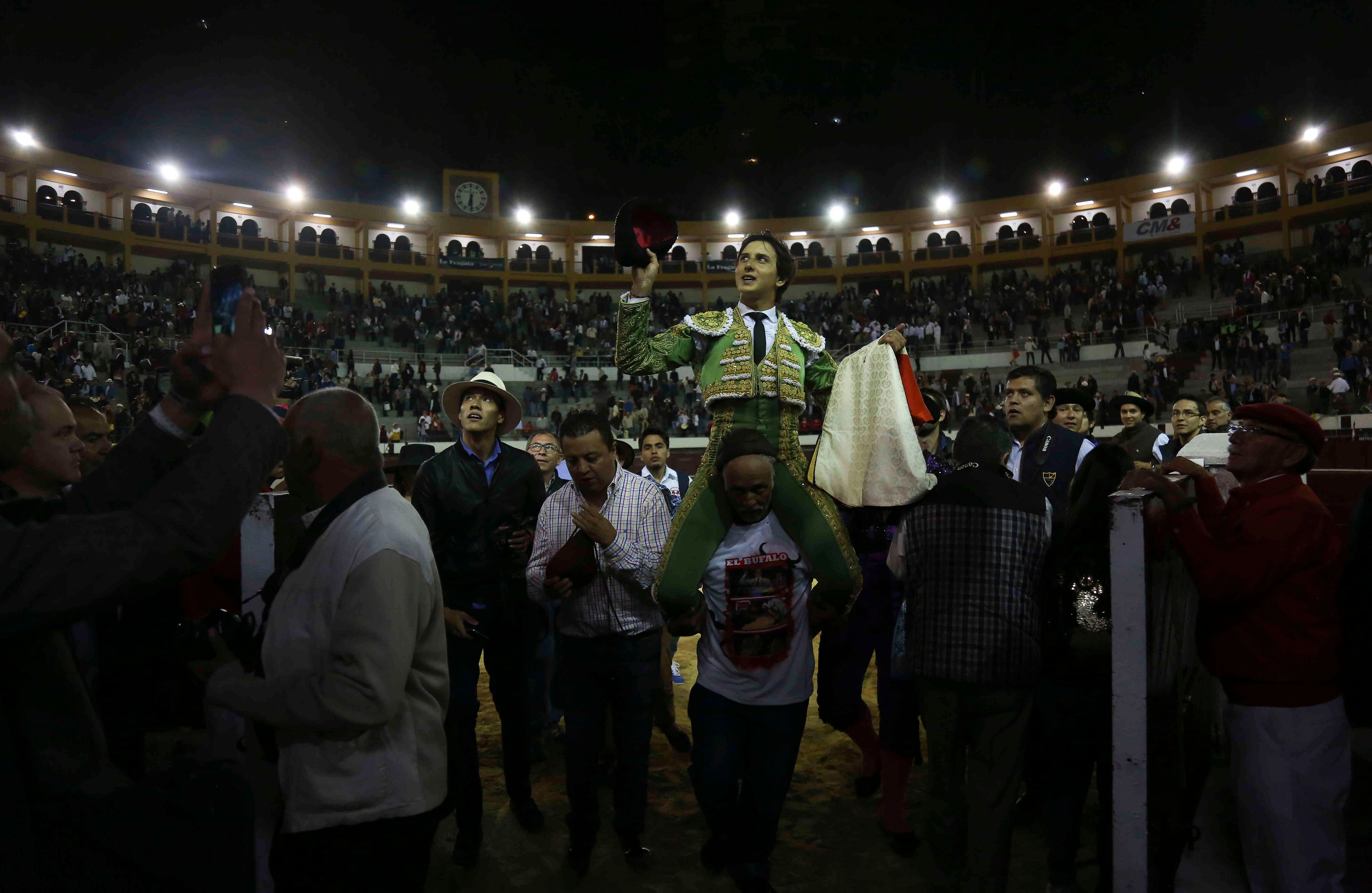 Roca Rey a hombros. (Esteban Vega/SEMANA)