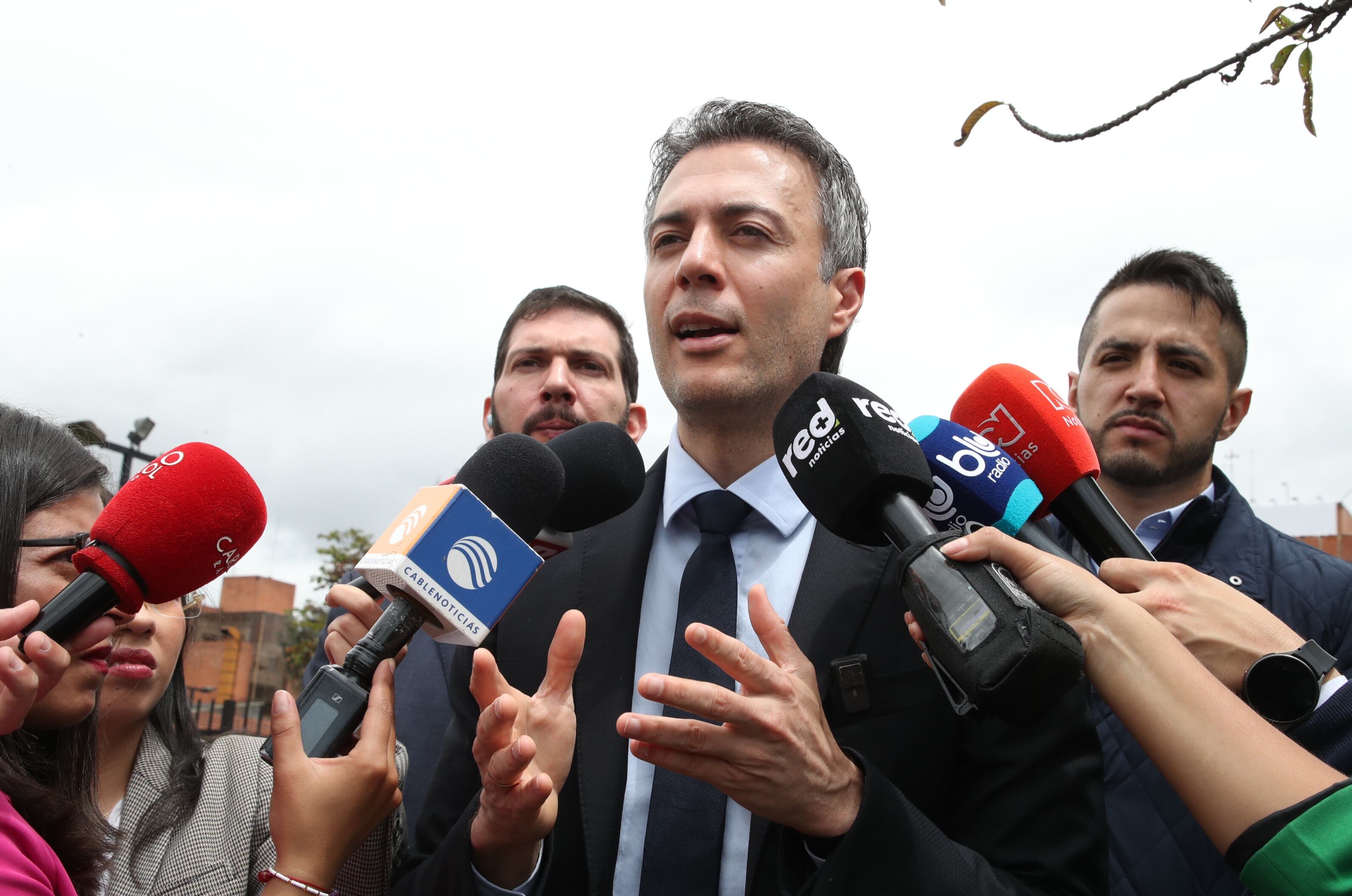 Rueda de prensa del precandidato Daniel Quintero en la entrada principal de la Registraduría Nacional del Estado Civil.