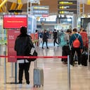 Viajeros con maletas en la terminal T-4 del Aeropuerto Adolfo Suárez Madrid-Barajas, a 13 de abril de 2022, en Madrid (España). Hoy, Miércoles Santo, arranca la segunda fase de la Operación Salida de la Semana Santa 2022, una jornada marcada por el inicio de un puente de varios días en los que los desplazamientos serán notorios. Los aeropuertos españoles registrarán un total de 31.428 movimientos aéreos durante esta segunda fase de Semana Santa. El aeropuerto Adolfo Suárez Madrid-Barajas será el que registre un mayor tráfico previsto para este periodo con un total de 5.364 operaciones hasta el 18 de abril.
13 ABRIL 2022;OPERACIÓN SALIDA;SEMANA SANTA;2022
Alberto Ortega / Europa Press
(Foto de ARCHIVO)
13/4/2022