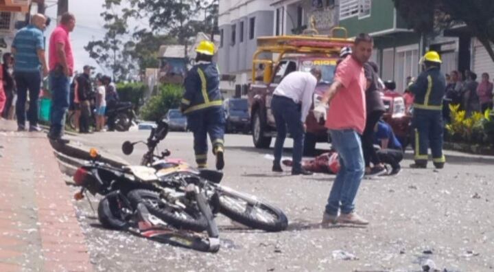 Según versiones, la explosión se escuchó en todo el municipio. Por ahora, se desconocen las identidades de las víctimas de este trágico suceso.
