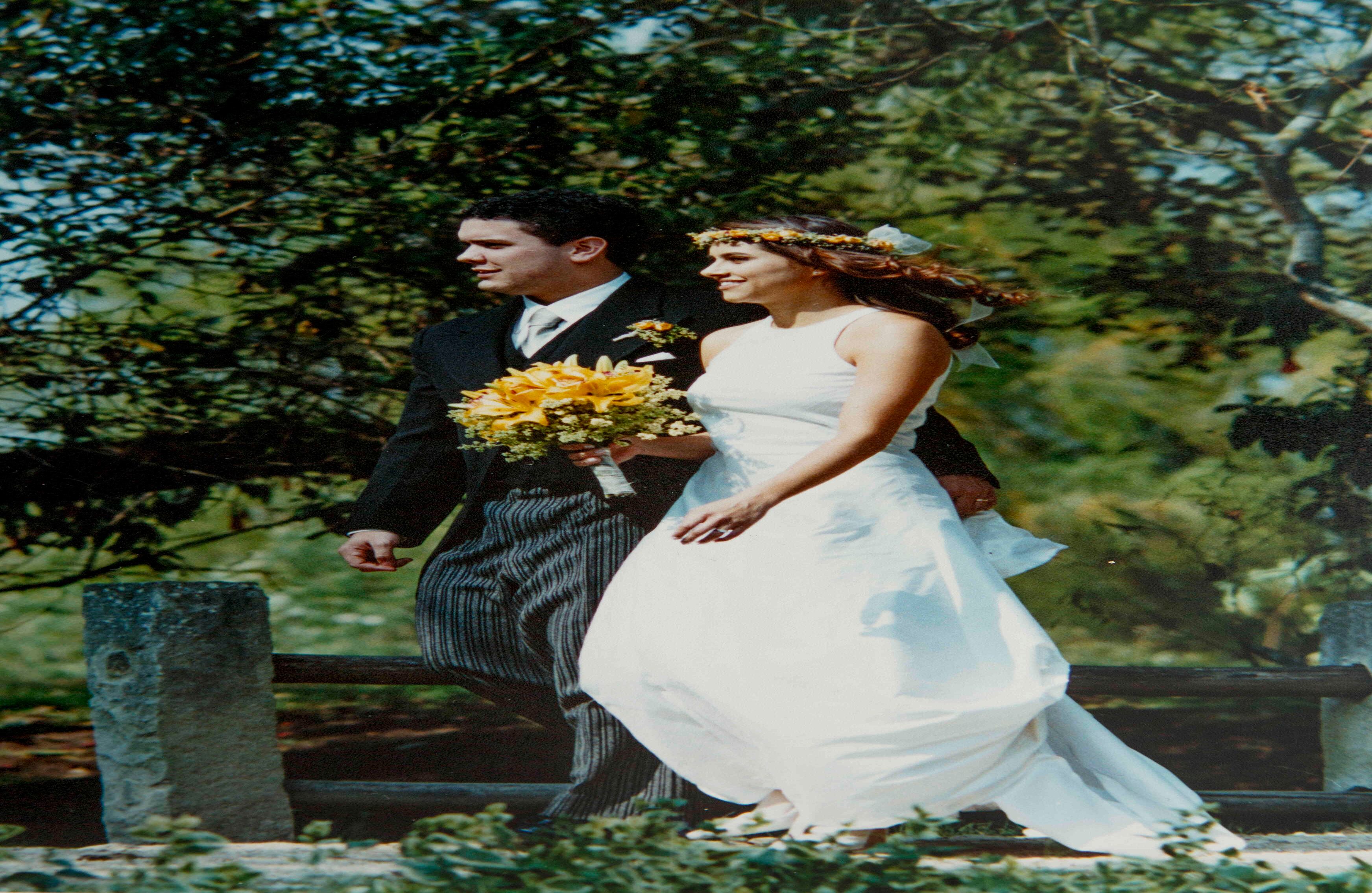 El nido de su amor comenzó en el barrio en el que los dos crecieron. Él la recibía cuando ella llegaba en el bus y la visitaba. Así lo hicieron hasta el día de su boda. Con María Juliana, quien ha trabajado, entre otras entidades, en la OEA, tiene tres pequeños: Luciana, Matías y Eloísa.