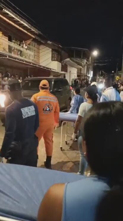 Camión chiva se volcó a un abismo en una vía de Caloto, Cauca; reportan dos muertos y varios heridos.