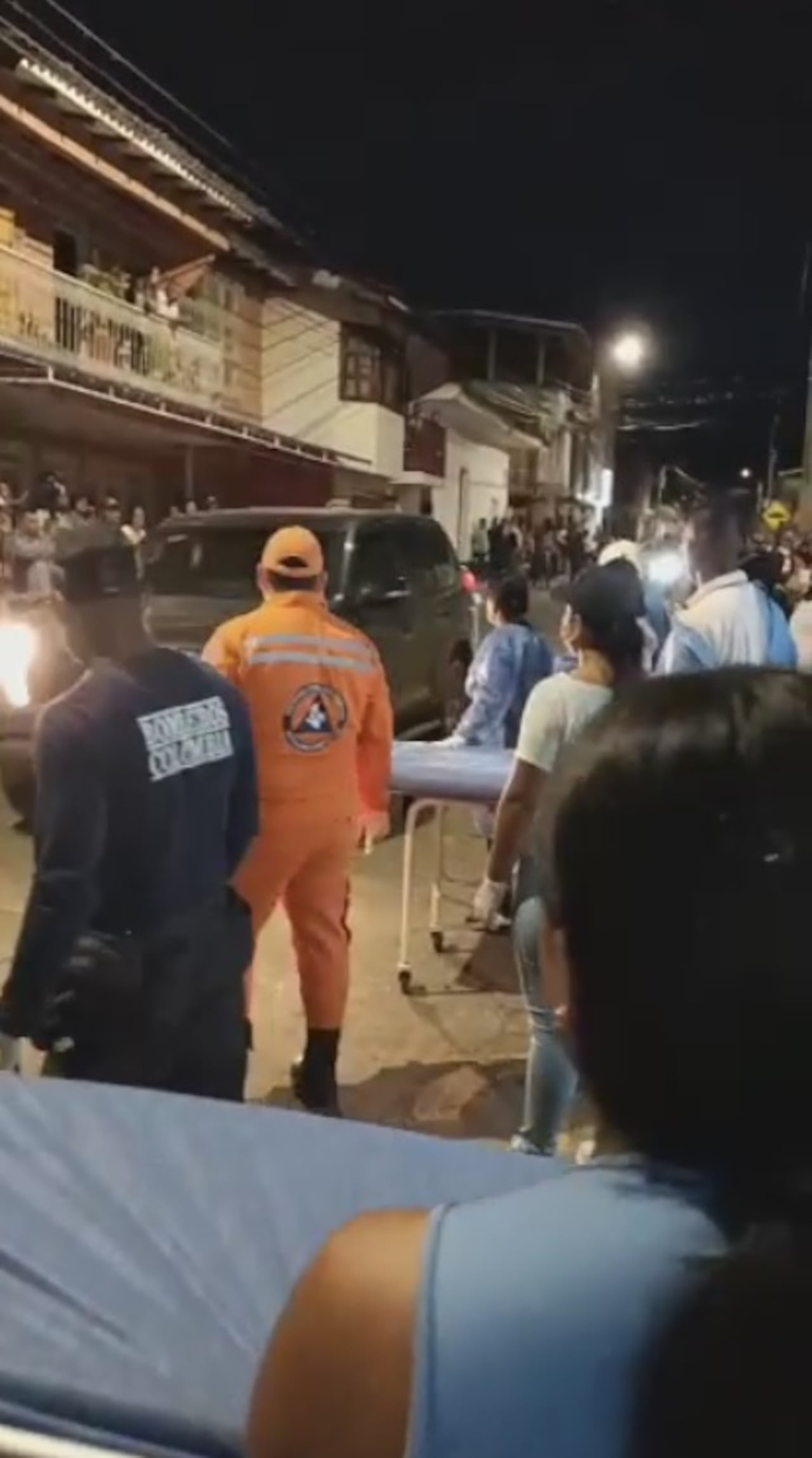 Camión chiva se volcó a un abismo en una vía de Caloto, Cauca; reportan dos muertos y varios heridos.