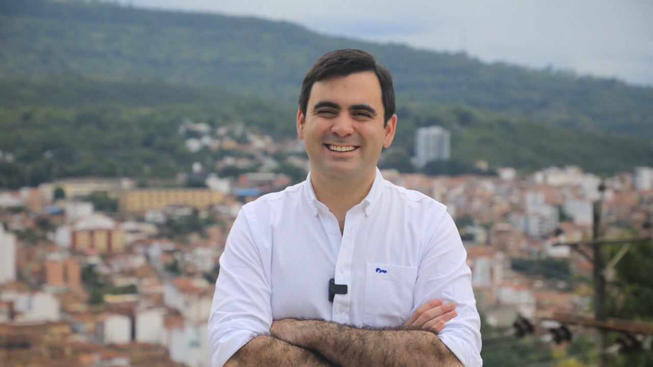 Héctor Mantilla es uno de los candidatos para la Gobernación de Santander.