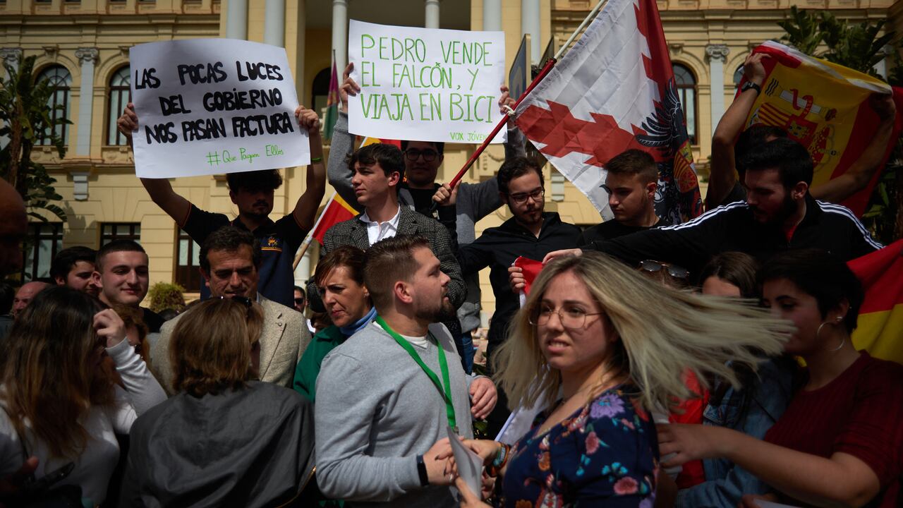 Un manifestante sostiene una pancarta que dice "Pedro (Sánchez), vende tu avión Falcon y viaja en bicicleta". (Foto de JORGE GUERRERO / AFP)