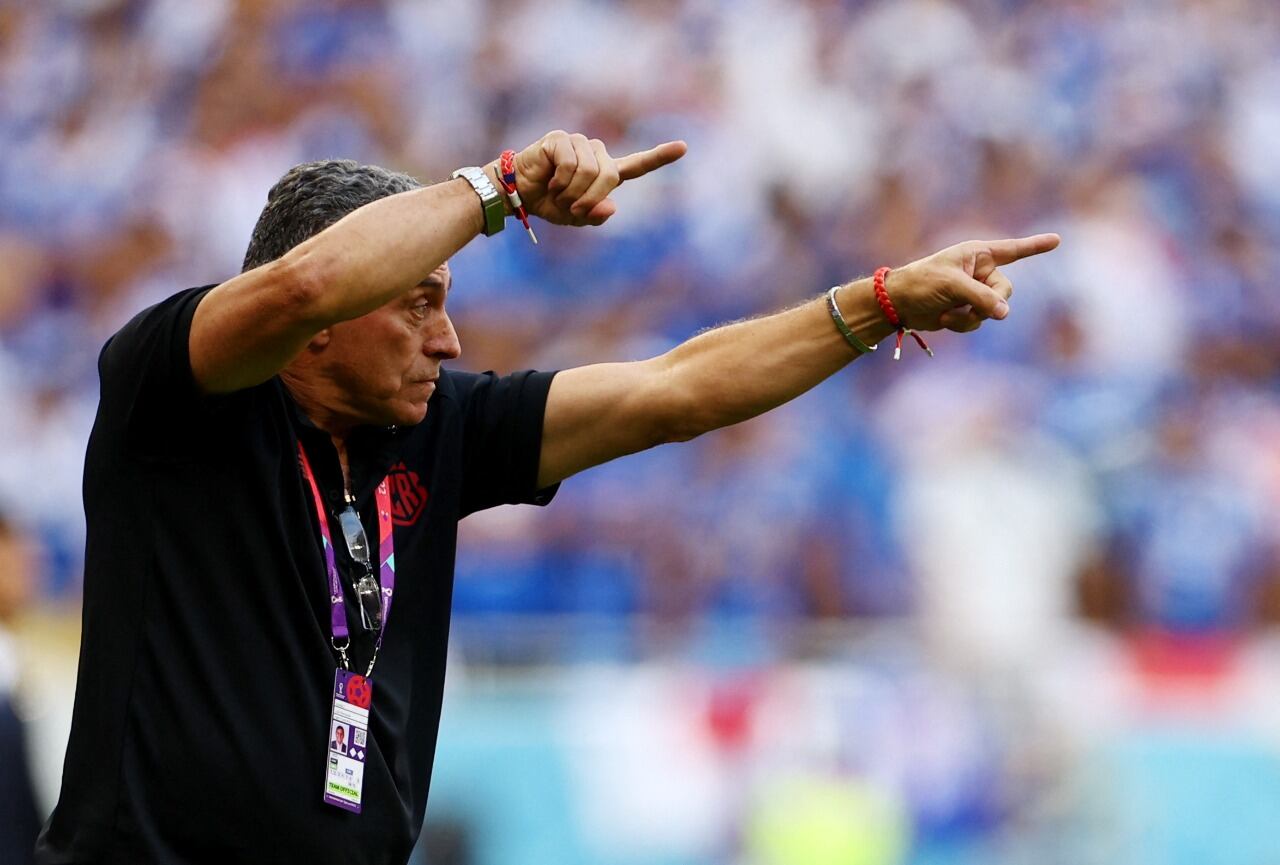 Fútbol Fútbol - Copa Mundial de la FIFA Qatar 2022 - Grupo E - Japón contra Costa Rica - Estadio Ahmad Bin Ali, al Rayyan, Qatar - 27 de noviembre de 2022 el entrenador de Costa Rica, Luis Fernando Suárez, hace gestos
