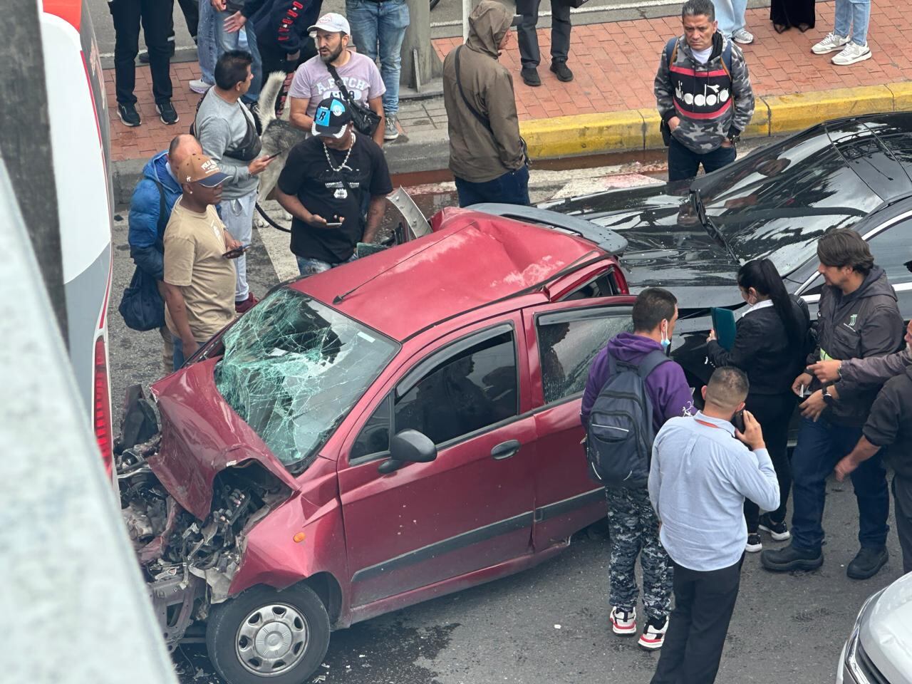 Dos carros particulares y un bus, protagonizan choque múltiple en Bogotá