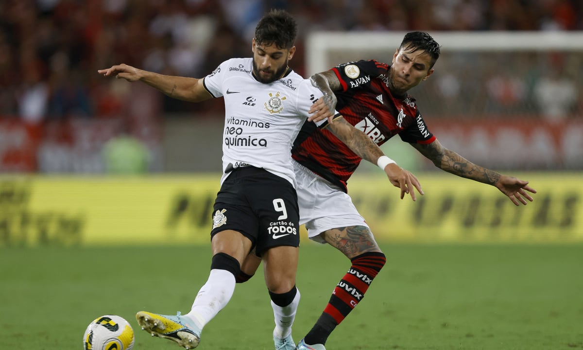 RIO DE JANEIRO, BRAZIL - NOVEMBER 02: Yuri Alberto of Corinthians competes for the ball with Erick Pulgar of Flamengo during a match between Flamengo and Corinthians as part of Brasileirao 2022 at Maracana Stadium on November 2, 2022 in Rio de Janeiro, Brazil. (Photo by Getty Images/Wagner Meier)
